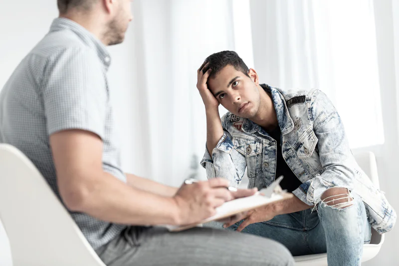 Um gesto de apoio durante uma conversa à mesa