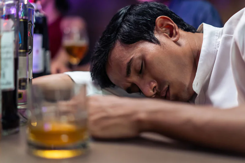 Um gesto de apoio durante uma conversa à mesa