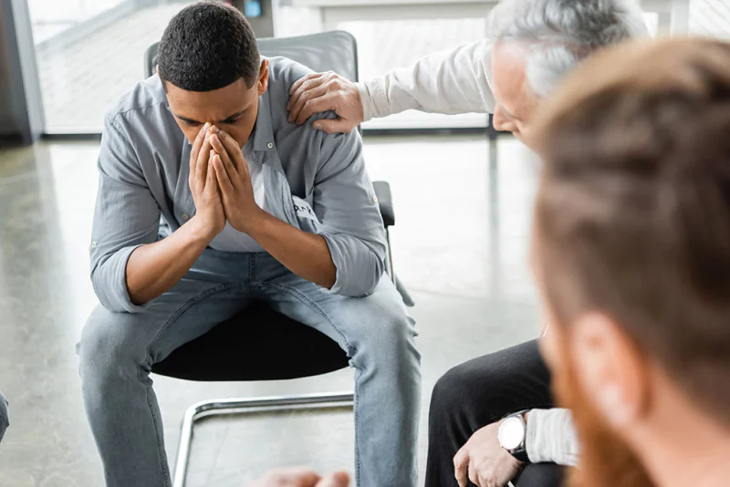 Um gesto de apoio durante uma conversa à mesa