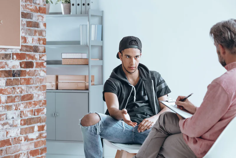 Um gesto de apoio durante uma conversa à mesa