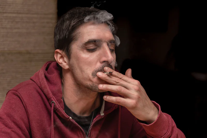 Pessoa organizando anotações para sua rotina